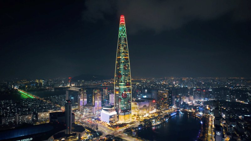 롯데월드타워가 서울 도심 야경을 밝히고 있다(롯데물산 제공)