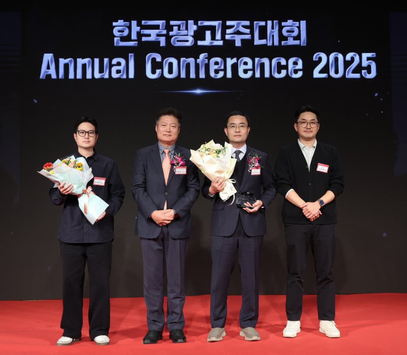 동서식품 '맥심골목’이 30일 개최된 2025 한국광고주대회 '광고주가 뽑은 올해의 마케터상' 시상식에서 '브랜드부문 마케터상'을 수상했다. (오른쪽 두번째)하치수 동서식품 마케팅 팀장이 기념 촬영을 하고 있다.(동서식품 제공)