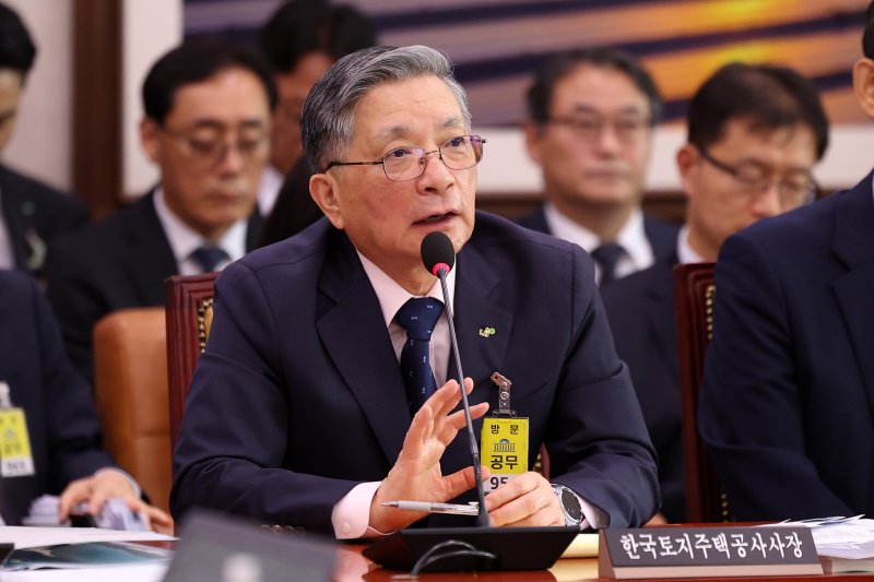 [서울=뉴시스] 김선웅 기자 = 이한준 LH 사장이 14일 서울 여의도 국회에서 열린 국토교통위원회의 한국토지주택공사(LH) 등에 대한 국정감사에서 의원 질의에 답변하고 있다. 2025.10.14. mangusta@newsis.com