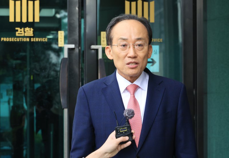국민의힘 추경호 전 원내대표가 31일 서울 서초구 서울고검에 마련된 조은석 내란특별검사팀 사무실에서 조사를 마치고 나와 기자의 질문에 답하고 있다. 연합뉴스