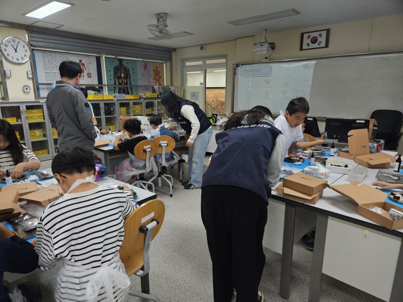 [제주=뉴시스] 제주국제자유도시개발센터(JDC)가 제주 사회공헌 네트워크 참여 기업들과 제주도 푸드뱅크의 사회공헌 활성화를 위한 공동사업의 일환으로 '다시 또 우도 이야기, 웰컴 투 우도 리턴즈' 프로그램에 참여해 우도초등학교 재학생을 대상으로 제주항공우주박물관의 우주를 주제로 한 과학융합교육 프로그램인 '별을 머금은 우도'를 운영하고 있다. (사진=JDC 제공) 2025.10.31. photo@newsis.com *재판매 및 DB 금지