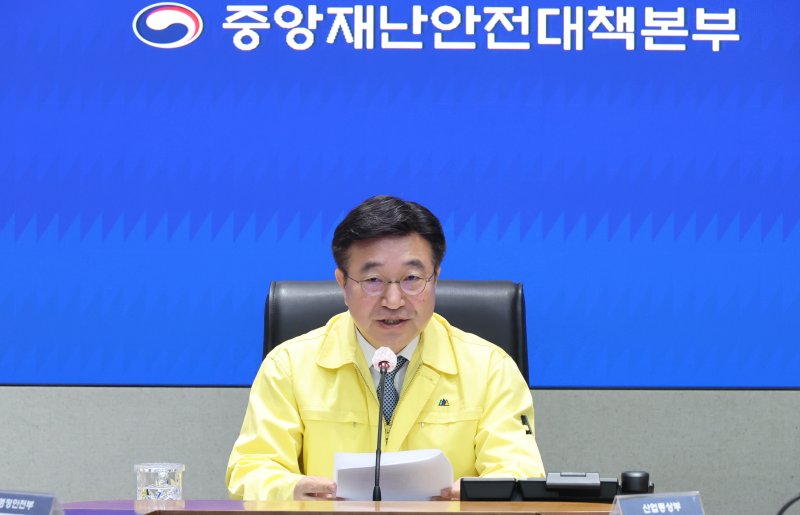 [서울=뉴시스] 김명원 기자 = 윤호중 중앙재난안전대책본부장(행정안전부 장관이 31일 오전 서울 종로구 정부서울청사에서 열린 국정자원 행정정보시스템 화재 관련 중앙재난안정대책본부(중대본) 회의에 참석해 발언하고 있다. 2025.10.31. kmx1105@newsis.com