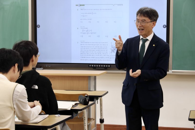 [울산=뉴시스] 구미현 기자 =천창수 울산시교육감이 29일 남목고등학교 3학년 교실을 방문해 수험생들을 응원한 뒤 기념촬영을 하고있다. (사진=울산시교육청 제공) 2025.10.29. photo@newsis.com *재판매 및 DB 금지
