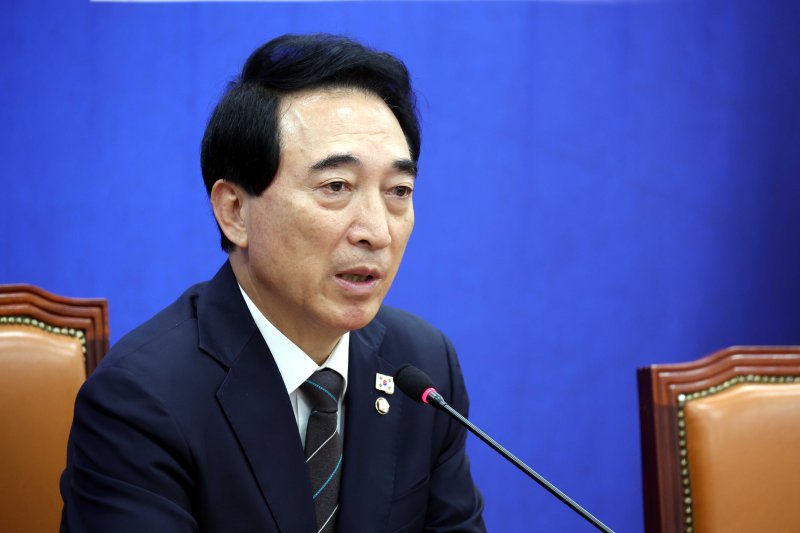 [서울=뉴시스] 조성봉 기자 = 박수현 더불어민주당 수석대변인이 26일 오전 서울 여의도 국회에서 열린 현안관련 기자간담회에서 발언을 하고 있다. 2025.10.26. suncho21@newsis.com