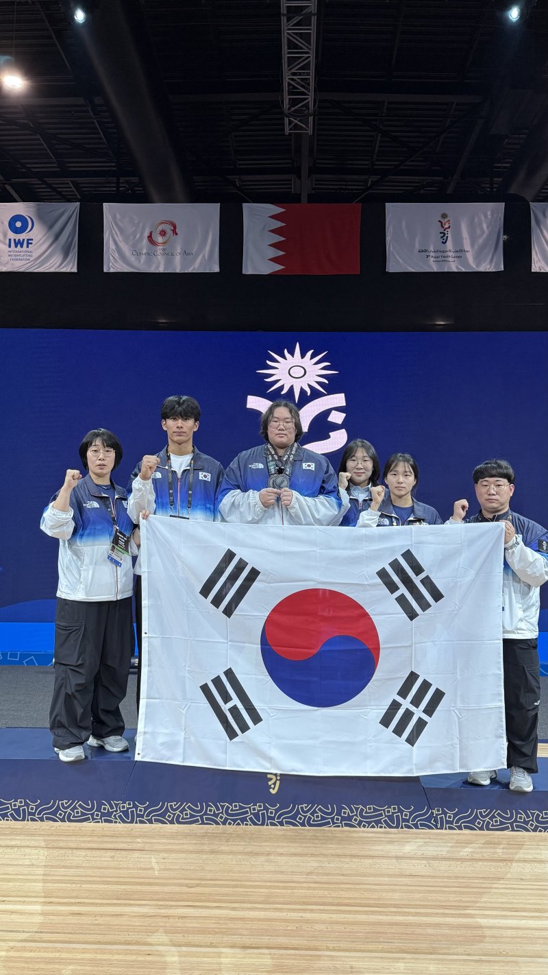 [서울=뉴시스] 김체량(왼쪽 3번째), 제3회 바레인 아시아청소년경기대회 역도 여자 여자 77㎏ 이상급 경기서 은메달 2개 획득. (사진=대한역도연맹 제공 *재판매 및 DB 금지