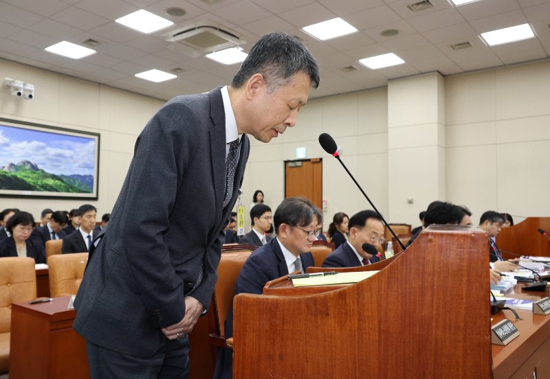 [서울=뉴시스] 김금보 기자 = 김광일 MBK파트너스 부회장 겸 홈플러스 대표가 30일 서울 여의도 국회에서 열린 기후에너지환경노동위원회 국정감사에서 홈플러스 사태에 대해 고개숙여 사과를 하고 있다. 2025.10.30. kgb@newsis.com