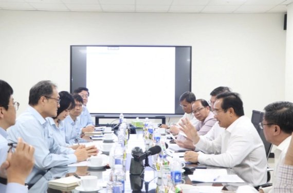 효성비나케미칼 대표단(왼쪽)이 30일 베트남 호찌민시 까이맵 산업단지에서 호찌민시 정부 대표단과 기업 경영-생산 활동의 어려움에 대해 논의하고 있다. 베트남 노동총연맹 제공