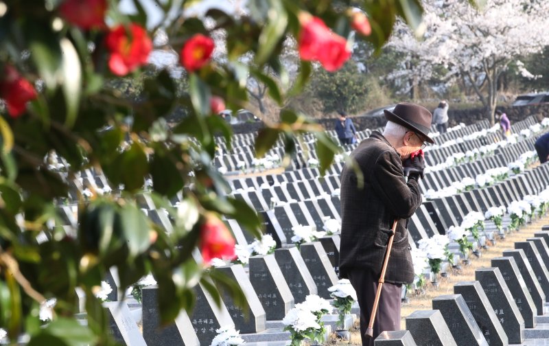 [제주=뉴시스] 우장호 기자 = 제77주년 제주4·3 추념일인 3일 오전 제주시 봉개동 제주4·3평화공원 행방불명인 묘역에 희생자 유족들의 발걸음이 이어지고 있다. (제주도사진기자회) 2025.04.03. woo1223@newsis.com