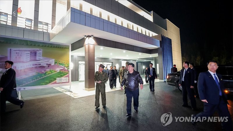 김정은, 완공 앞둔 강동군병원 시찰 (출처=연합뉴스)