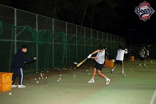 마무리 캠프에서 야간 훈련하는 두산 베어스 선수들 (출처=연합뉴스)
