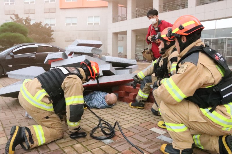 [안산=뉴시스]안산소방서 구조요원들이 30일 한양대학교 에리카캠퍼스에서 진행된 지진대응 긴급구조종합훈련에서 건물에 깔린 시민을 구하는 훈련을 하고 있다.(사진=안산소방서 제공)2025.10.31.photo@newsis.com *재판매 및 DB 금지