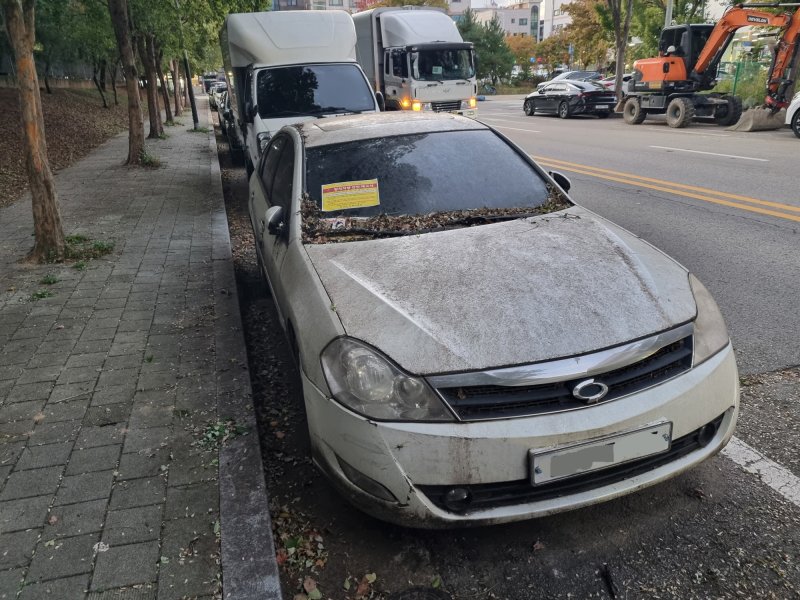 [안산=뉴시스]무단 방치된 차량.(사진=안산시 제공)2025.10.31.photo@newsis.com *재판매 및 DB 금지