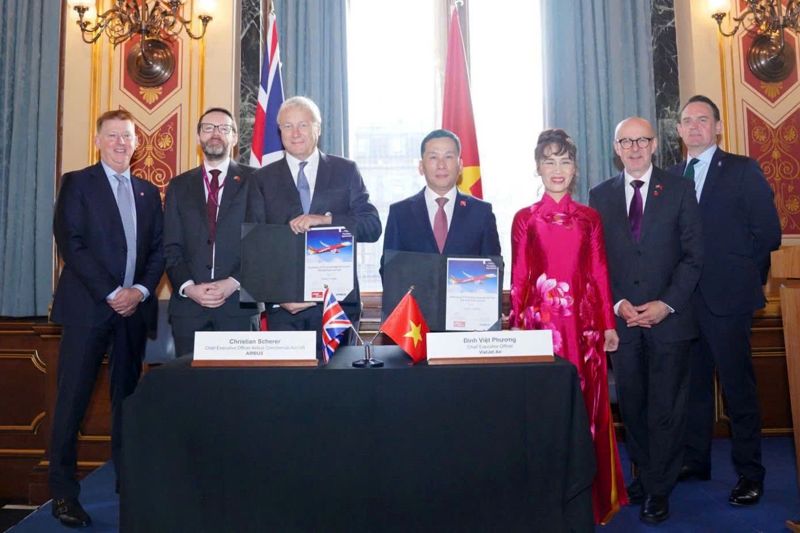 응우옌 티 프엉 타오 비엣젯 회장(오른쪽 세번째), 크리스티안 쉬어러 에어버스 상용 항공기 사업부 최고경영자(왼쪽 세번째)와 양측 관계자들은 계약을 체결한 후 기념 사진을 촬영하고 있다. 베트남 정부 제공