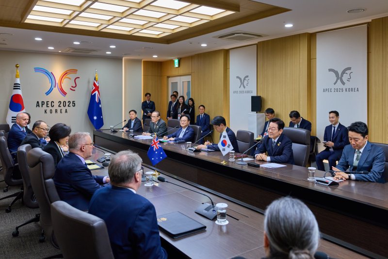 이재명 대통령과 앤소니 알바니지 호주 총리가 30일 경북 경주 APEC 정상회의장에서 한-호주 정상회담을 하고 있다. (대통령실 제공. 재판매 및 DB 금지) 2025.10.30/뉴스1 ⓒ News1 허경 기자