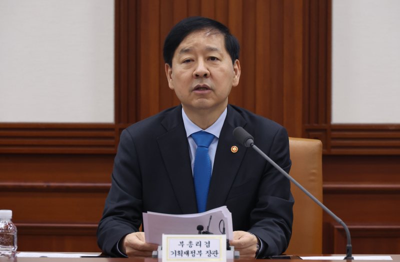 [서울=뉴시스] 김명원 기자 = 구윤철 경제부총리 겸 기획재정부 장관이 31일 오전 서울 종로구 정부서울청사에서 열린 제6차 공급망안정화위원회에 참석해 발언하고 있다. 2025.10.31. kmx1105@newsis.com