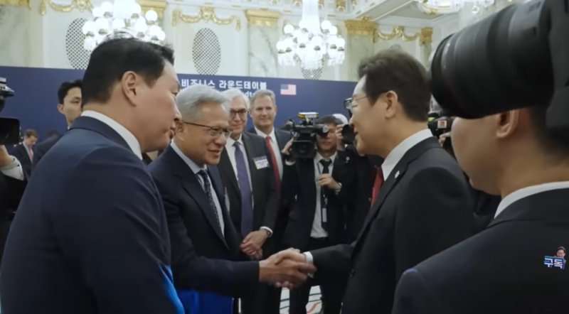 [서울=뉴시스]25일(현지시간) 한미 정상회담 직후 열린 '한미 비즈니스 라운드테이블' 행사장에서 최태원 SK그룹 회장이 젠슨 황 엔비디아 최고경영자(CEO)를 이재명 대통령에게 소개하고 있다. (사진 = 이 대통령 유튜브 영상 캡처) 2025.08.29. photo@newsis.com *재판매 및 DB 금지