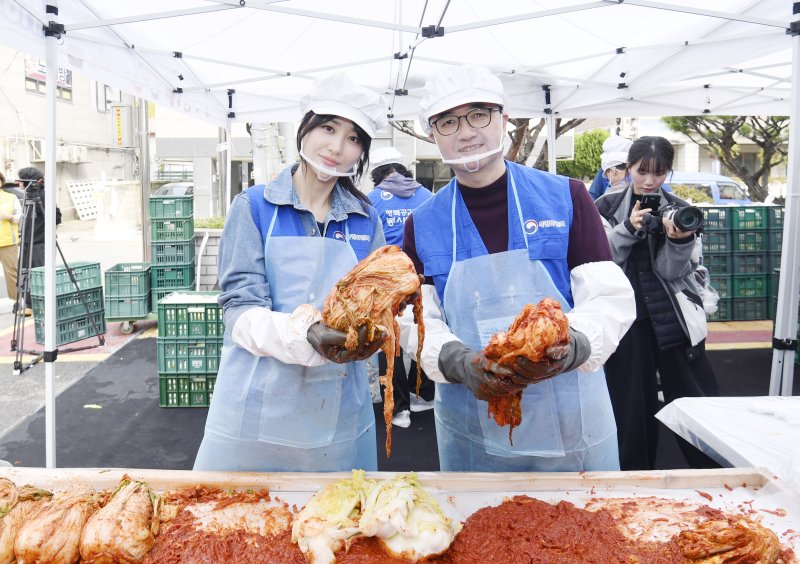 [서울=뉴시스] 기획재정부 복권위원회는 31일 서울 강서구 강서노인종합복지관에서 행복공감봉사단과 함께 김장김치 나눔 봉사활동을 진행했다고 밝혔다. 이날 행사에는 행복공감봉사단장인 박하선 배우(왼쪽)와 임기근 기재부 2차관(오른쪽) 등이 참석했다. (사진 = 기재부 제공) 2025.10.31. *재판매 및 DB 금지
