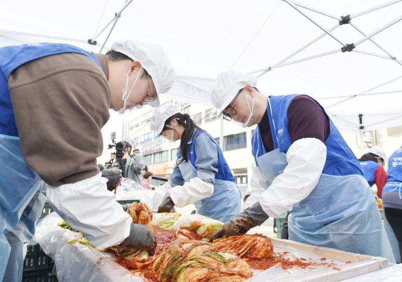[서울=뉴시스] 기획재정부 복권위원회는 31일 서울 강서구 강서노인종합복지관에서 행복공감봉사단과 함께 김장김치 나눔 봉사활동을 진행했다고 밝혔다. 이날 행사에는 행복공감봉사단장인 박하선 배우(중간)와 임기근 기재부 2차관(오른쪽)이 직접 김치를 담그고 있다. (사진 = 기재부 제공) 2025.10.31. *재판매 및 DB 금지