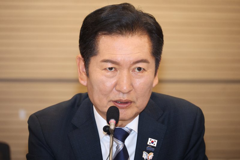 [서울=뉴시스] 김명년 기자 = 정청래 더불어민주당 대표가 31일 오전 서울 마포구 상장회사회관에서 열린 '더불어민주당-한국중견기업연합회 정책간담회에서 모두발언하고 있다. 2025.10.31. kmn@newsis.com