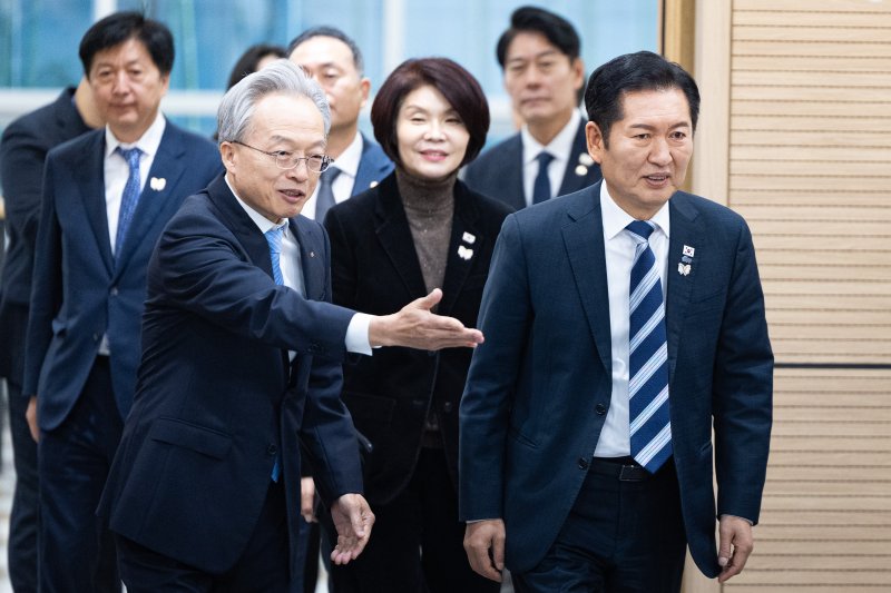 정청래 더불어민주당 대표와 최진식 한국중견기업연합회장을 비롯한 참석자들이 31일 서울 마포구 상장회사회관에서 열린 더불어민주당-한국중견기업연합회 정책간담회에 참석하고 있다. 뉴스1