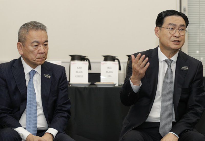 [도쿄=뉴시스] 일본 도쿄 빅 사이트에서 열린 '재팬 모빌리티쇼 2025'에서 시메기 토시유키 현대차일본법인(HMJ) 법인장(왼쪽)과 정유석 현대차 부사장이 한국자동차기자협회 기자단과 인터뷰를 진행하고 있다. (사진=한국자동차기자협회 제공) photo@newsis.com *재판매 및 DB 금지