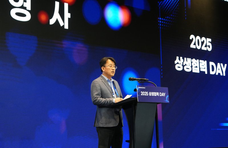 지난 4월 4일 열린 삼성디스플레이 '상생협력데이'에서 이청 대표이사가 참석한 협력사 경영진들에게 환영인사를 하고 있다(삼성디스플레이 제공). ⓒ 뉴스1