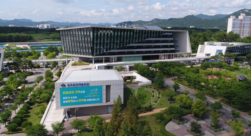 전북 완주군은 '청년취업지원 국가직무능력표준(NCS)반'을 운영한다고 31일 밝혔다. 전북 완주군청사 전경/뉴스1 DB