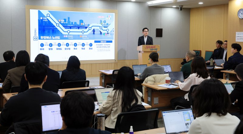 박진영 서울시 미래한강본부장이 31일 서울 중구 서울시청 브리핑룸에서 한강버스 정식 운항 재개 관련 브리핑을 하고 있다. 서울시는 안전 확보와 품질 개선을 위해 잠시 멈췄던 한강버스가 총 300회 이상의 성능 안정화 시범운항 실시 후 내달 1일 오전 9시부터 운항을 재개한다고 밝혔다. 2025.10.31/뉴스1 ⓒ News1 김진환 기자