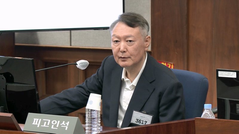 [서울=뉴시스] 정병혁 기자 = 윤석열 전 대통령이 지난달 26일 서울 서초구 서울중앙지방법원에서 열린 윤석열 전 대통령에 대한 '특수공무 집행 방해, 직권남용 권리행사 방해 혐의' 재판에서 발언하고 있다. (사진=서울중앙지방법원 제공 영상 캡처) 2025.09.26. photo@newsis.com *재판매 및 DB 금지