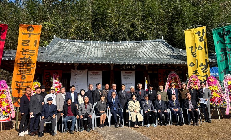 [정읍=뉴시스] 31일 정읍시 산외면 용두제에서 임진왜란 당시 정읍 최초의 의병대를 이끌었던 민여운 선생의 제433주기 추모제가 열렸다. 행사를 주최한 의병장민여운선생선양회와 ㈔정읍문화유산연구회를 비롯한 참석자들이 기념사진을 찍고 있다. *재판매 및 DB 금지