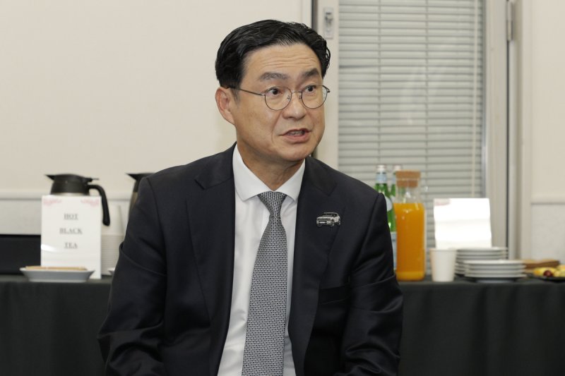 정유석 현대자동차 국내사업본부 부사장이 29일 도쿄에서 열린 '재팬모빌리티쇼 2025' 전시장에서 한국자동차기자협회 취재진과 인터뷰를 진행하는 모습(공동취재). 2025.10.29.