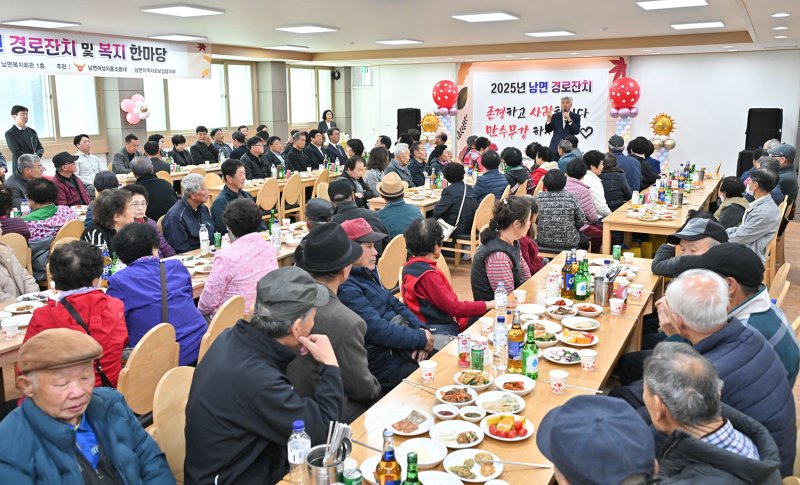 31일 정선군 남면복지회관에서 지역 어르신들을 초청한 가운데 남면여성의용소방대(대장 이청자) 주최로 열린 ‘2025년 남면 경로잔치’에 참석한 최승준 정선군수가 인사말을 하고 있다.(사진=정선군 제공) *재판매 및 DB 금지