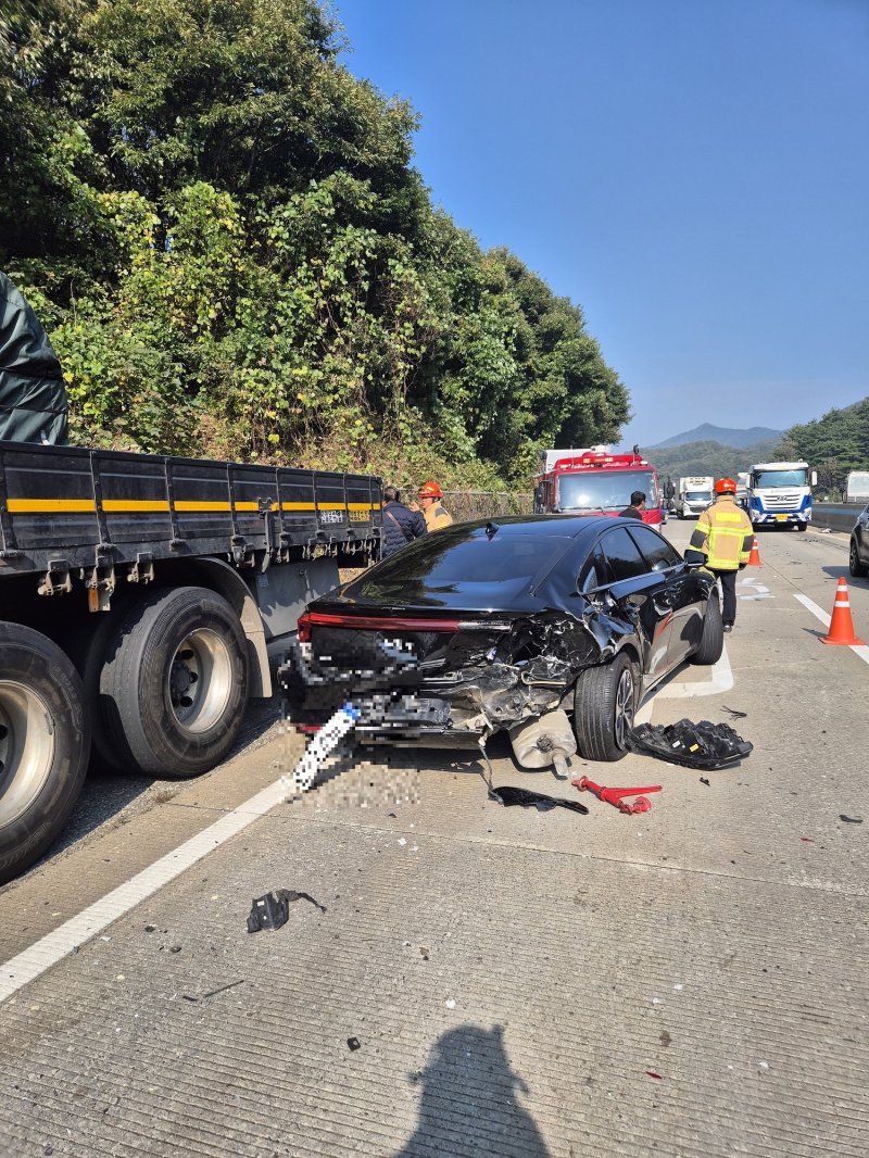 당진대전고속도서 화물차·SUV 등 4대 추돌…4명 병원 이송