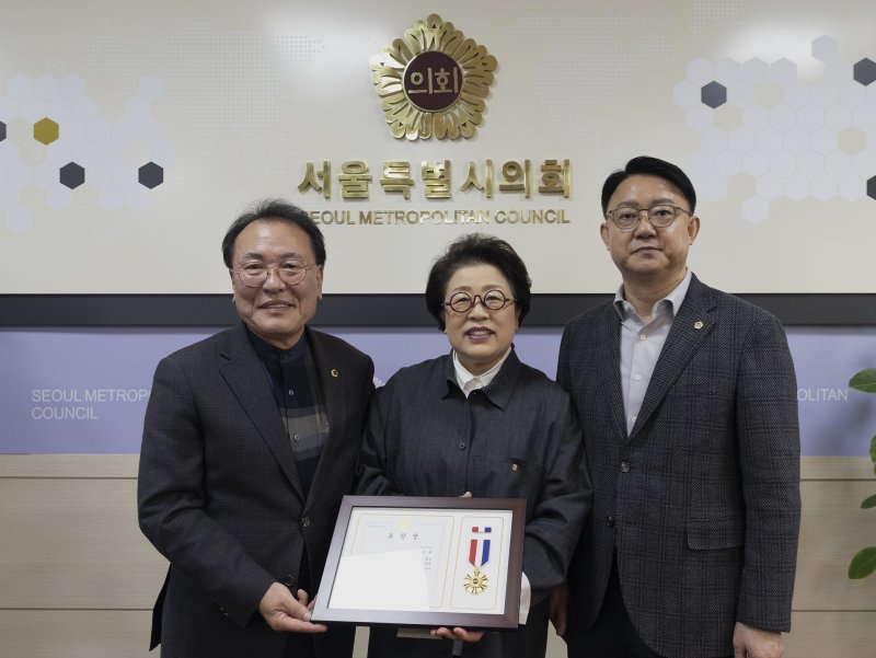 [천안=뉴시스] 상명대학교 김종희 총장(가운데)이 서울특별시의회 의장 표창장을 수상했다. (사진=상명대 제공) 2025.10.31 photo@newsis.com *재판매 및 DB 금지