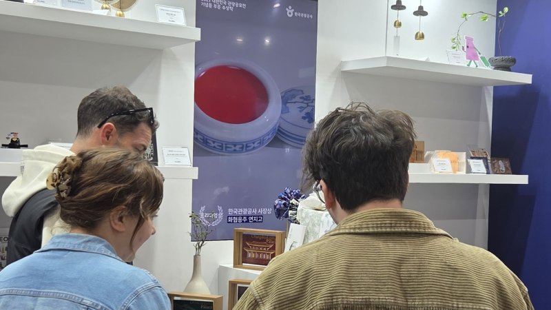 31일 경주역에 마련된 APEC 기념 굿즈 팝업스토어. 외국인 관광객이 한국적인 제품이 큰 관심을 가지고 있다. 2025.10.31/뉴스1 ⓒ News1 이성덕 기자