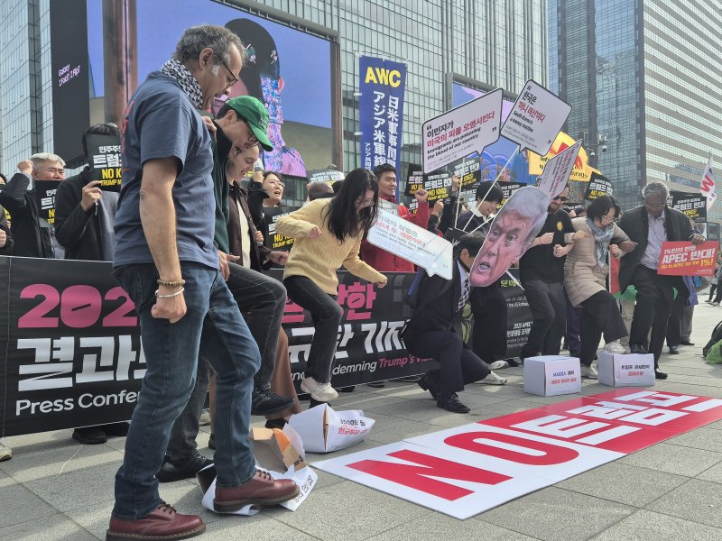 38개 시민단체가 참여한 2025 APEC 반대 국제민중행동 조직위원회(국제민중행동)가 31일 서울 광화문 주한 미국대사관 앞에서 기자회견을 여는 모습.2025.10.31/뉴스1 ⓒ News1 신윤하 기자