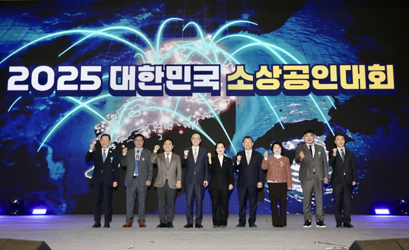 한성숙 중소벤처기업부 장관이 지난달 31일 경기 고양 킨텍스에서 열린 '2025년 대한민국 소상공인대회'에서 축사를 하고 있다. 중소벤처기업부 제공