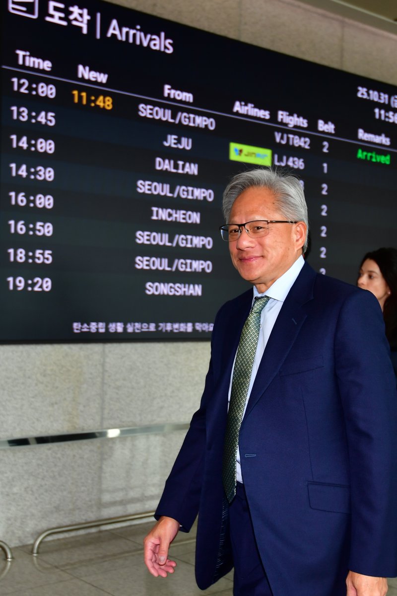 아시아태평양 경제협력체(APEC)에 참석하기 위해 전용기로 경북 포항경주공항에 도착한 엔비디아 창립자 겸 CEO 젠슨 황이 공항 로비에서 자신을 연호하는 시민들에게 미소로 인사하고 있다. 2025.10.31/뉴스1 ⓒ News1 최창호 기자