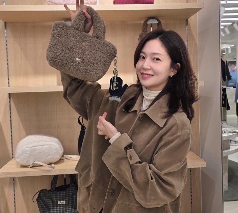 백진희 수수한 분위기…가방 들고 찰칵