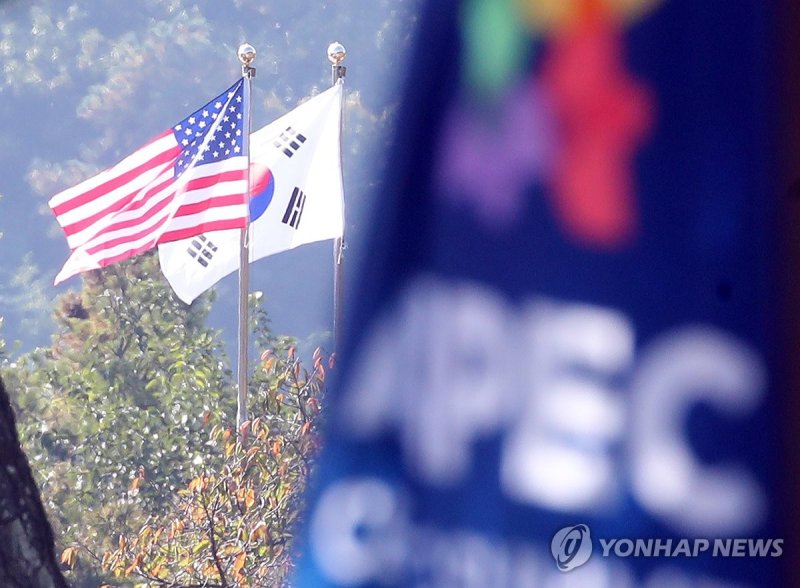 경주박물관에 게양된 태극기와 성조기 (출처=연합뉴스)