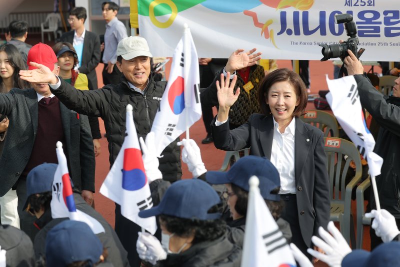 오세훈 서울시장과 나경원 국민의 힘 의원(오른쪽)이 31일 서울 용산구 효창운동장에서 열린 제25회 대한노인회 서울시연합회 '시니어올림픽' 개막식 행사에 참석해 선수들을 격려하고 있다. ⓒ News1 권현진 기자