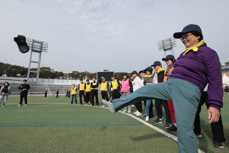 31일 서울 용산구 효창운동장에서 열린 제25회 대한노인회 서울시연합회 '시니어올림픽'에서 어르신들이 신발 멀리 던지기를 하고 있다. ⓒ News1 권현진 기자