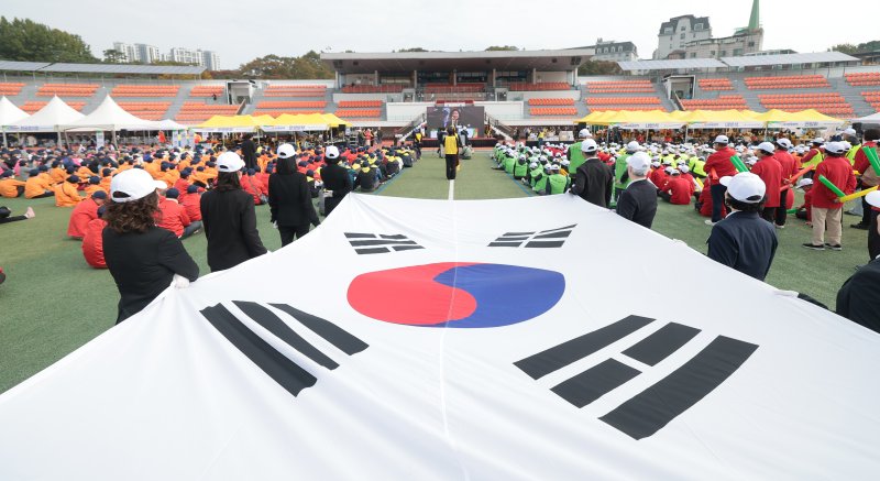 31일 서울 용산구 효창운동장에서 제25회 대한노인회 서울시연합회 '시니어올림픽' 개막식 행사가 열리고 있다. ⓒ News1 권현진 기자