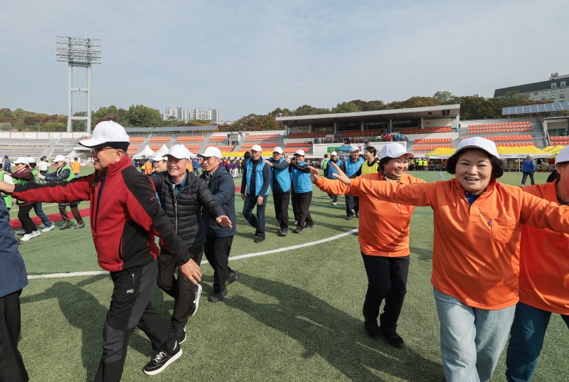 31일 서울 용산구 효창운동장에서 열린 제25회 대한노인회 서울시연합회 '시니어올림픽'에서 어르신들이 즐거운 시간을 보내고 있다. ⓒ News1 권현진 기자