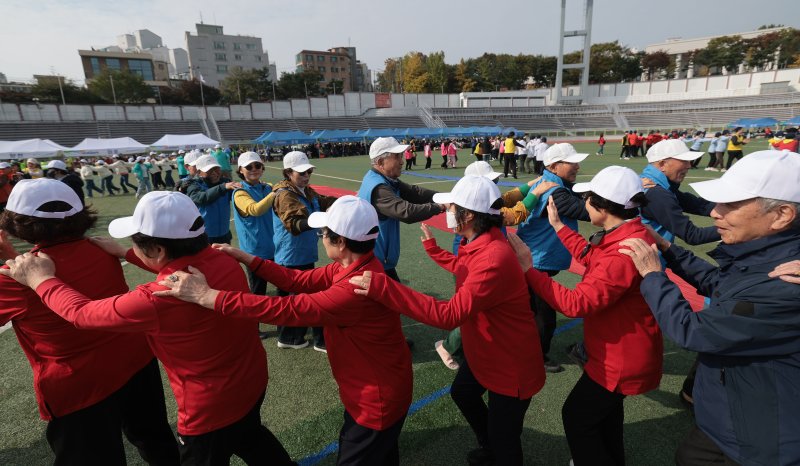 31일 서울 용산구 효창운동장에서 열린 제25회 대한노인회 서울시연합회 '시니어올림픽'에서 어르신들이 즐거운 시간을 보내고 있다. ⓒ News1 권현진 기자