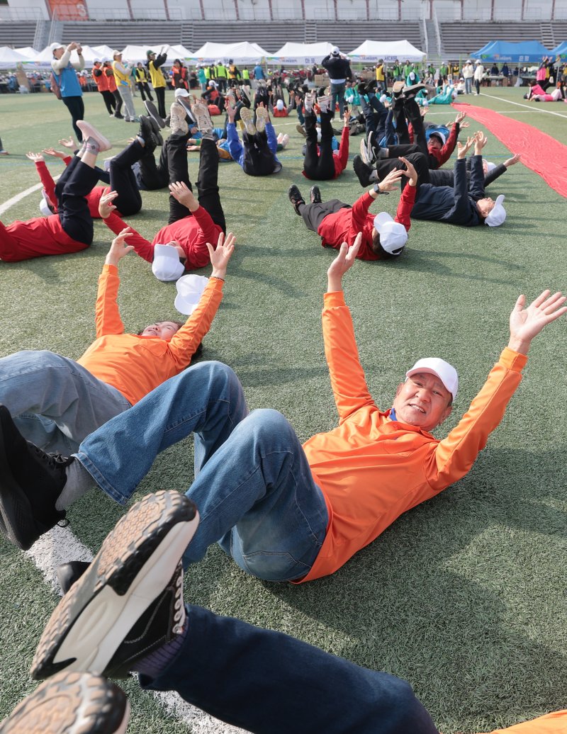 31일 서울 용산구 효창운동장에서 열린 제25회 대한노인회 서울시연합회 '시니어올림픽'에 참석한 어르신들이 준비 운동을 하고 있다. ⓒ News1 권현진 기자