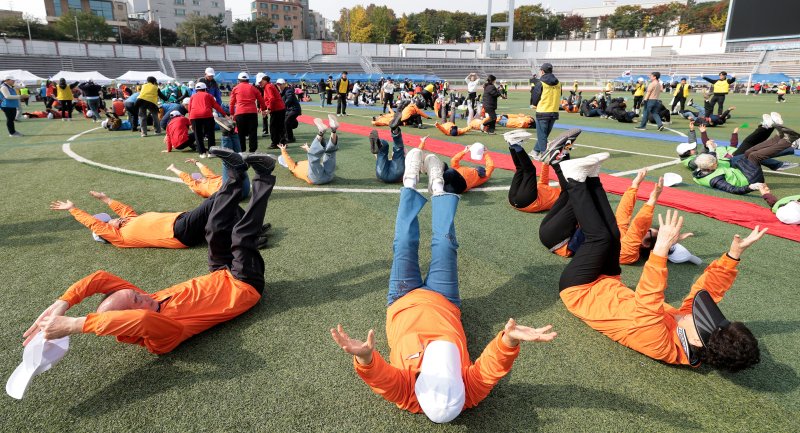 31일 서울 용산구 효창운동장에서 열린 제25회 대한노인회 서울시연합회 '시니어올림픽'에 참석한 어르신들이 준비 운동을 하고 있다. ⓒ News1 권현진 기자