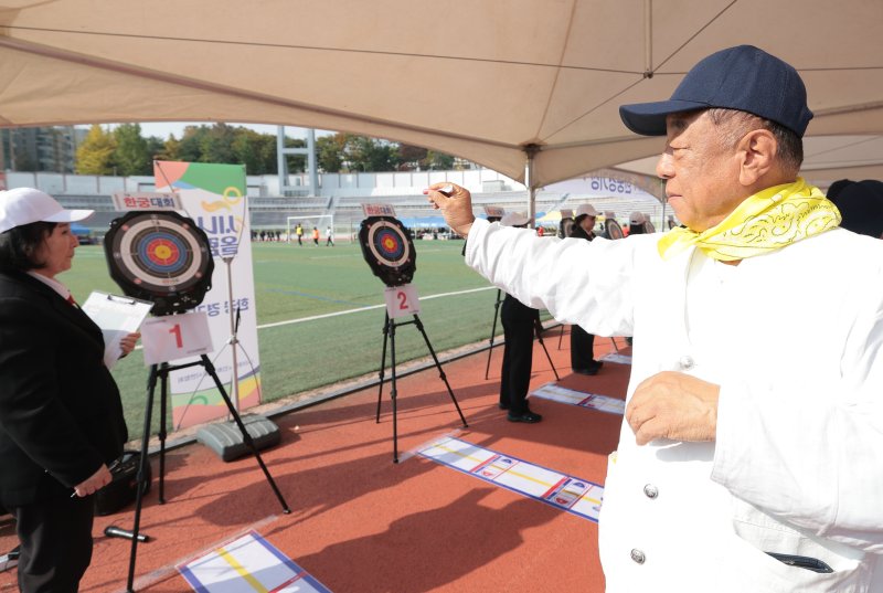 31일 서울 용산구 효창운동장에서 열린 제25회 대한노인회 서울시연합회 '시니어올림픽'에서 어르신들이 한궁대회에 출전해 게임을 하고 있다. ⓒ News1 권현진 기자