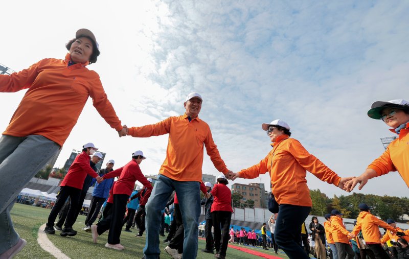 31일 서울 용산구 효창운동장에서 열린 제25회 대한노인회 서울시연합회 '시니어올림픽'에 참석한 어르신들이 손을 잡고 즐거운 시간을 보내고 있다. ⓒ News1 권현진 기자