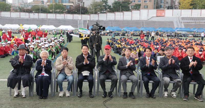 오세훈 서울시장(왼쪽 네번째)과 고광선 서울시연합회장(왼쪽 다섯번째)을 비롯한 주요 인사들이 31일 서울 용산구 효창운동장에서 열린 제25회 대한노인회 서울시연합회 '시니어올림픽' 개막식에 참석해 기념 촬영하고 있다. ⓒ News1 권현진 기자